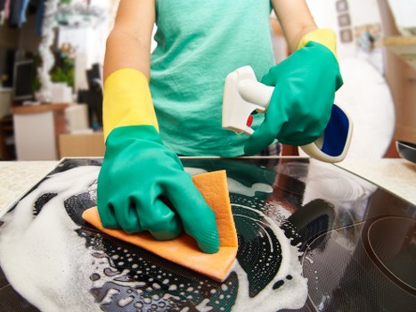 Specialist carpet cleaner in Marylebone using extraction equipment